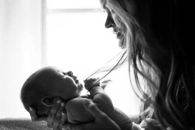 母乳栄養と人工栄養。赤ちゃんにとって良いのはどっち？